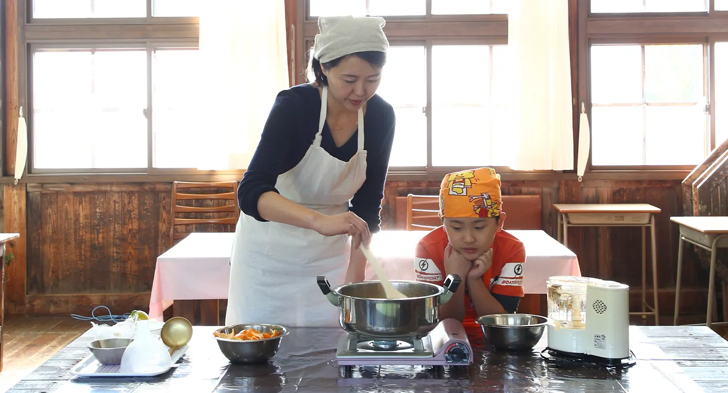 旧校舎の「秋津野ガルテン」でみかんを使った体験