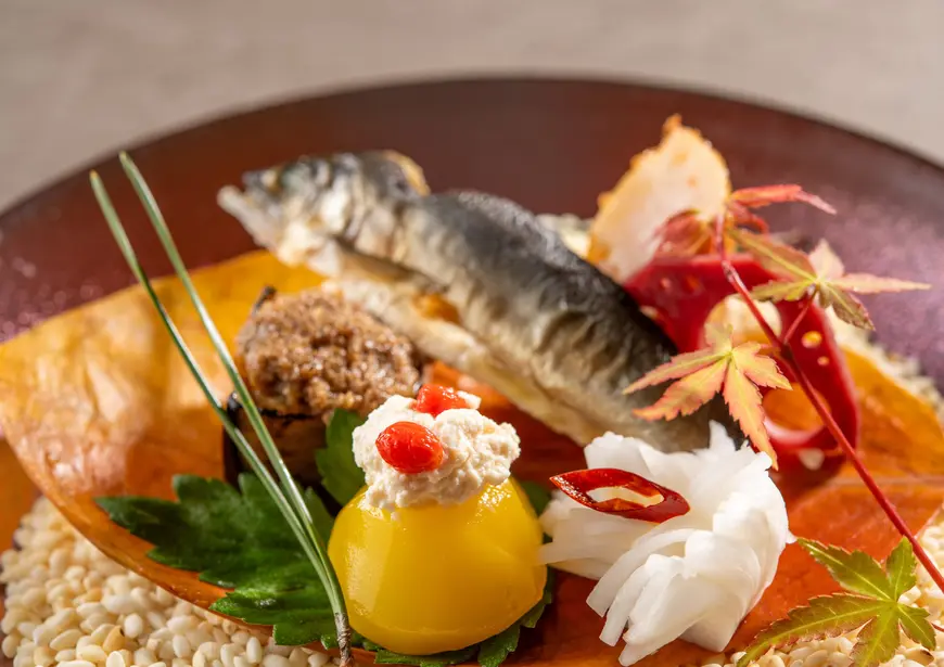 [Local Delights Kaiseki] A kaiseki meal featuring seasonal ingredients, including A5-grade Tochigi Wagyu beef, presented in a colorful array of dishes.