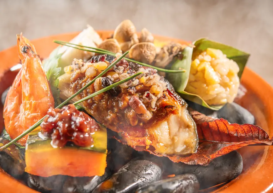 [Local Delights Kaiseki] A kaiseki meal featuring seasonal ingredients, including A5-grade Tochigi Wagyu beef, presented in a colorful array of dishes.
