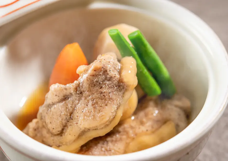 [Local Delights Kaiseki] A kaiseki meal featuring seasonal ingredients, including A5-grade Tochigi Wagyu beef, presented in a colorful array of dishes.