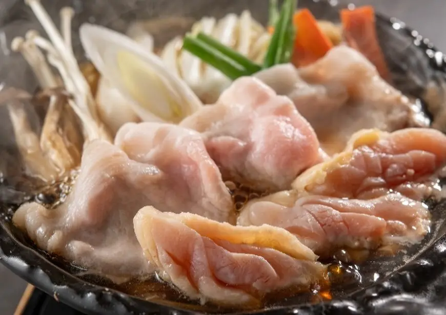 [Seasonal Kaiseki Course] A colorful seasonal kaiseki course featuring Ikkoku Yashu chicken sukiyaki as the main dish.