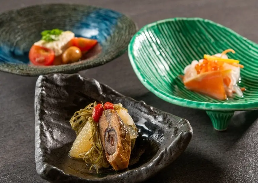 [Seasonal Kaiseki Course] A colorful seasonal kaiseki course featuring Ikkoku Yashu chicken sukiyaki as the main dish.