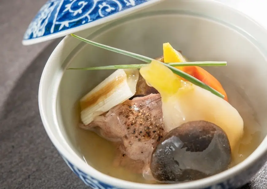 [Seasonal Kaiseki Course] A colorful seasonal kaiseki course featuring Ikkoku Yashu chicken sukiyaki as the main dish.