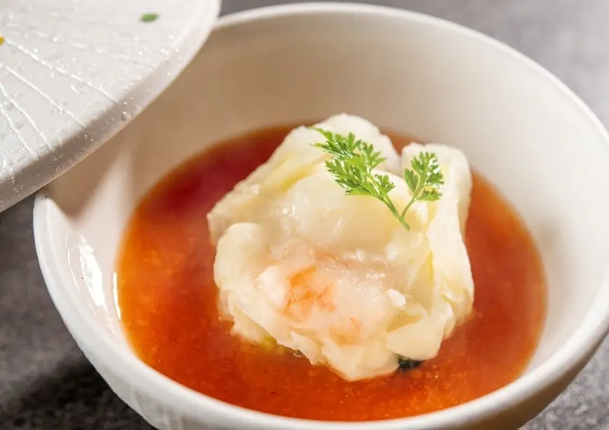 [Seasonal Kaiseki Course] A colorful seasonal kaiseki course featuring Ikkoku Yashu chicken sukiyaki as the main dish.