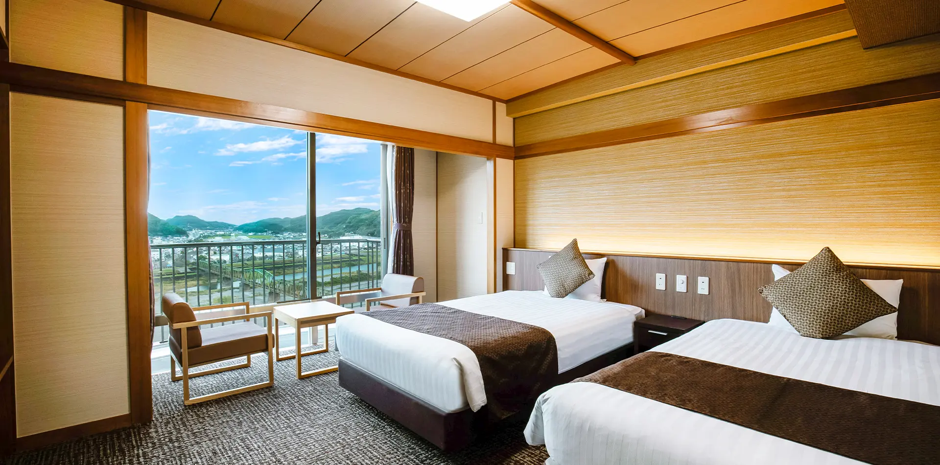 くつろぎのお部屋から仁淀ブルーを楽しめます