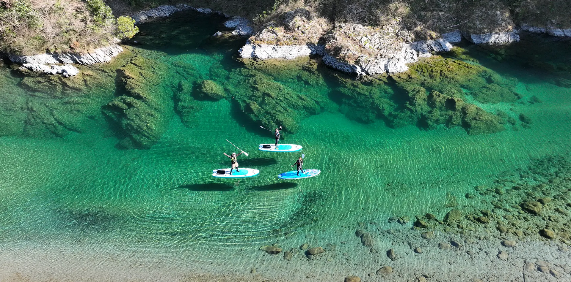 仁淀ブルーが最も綺麗な安居渓谷からの水が流れ込む場所でSUP体験も人気