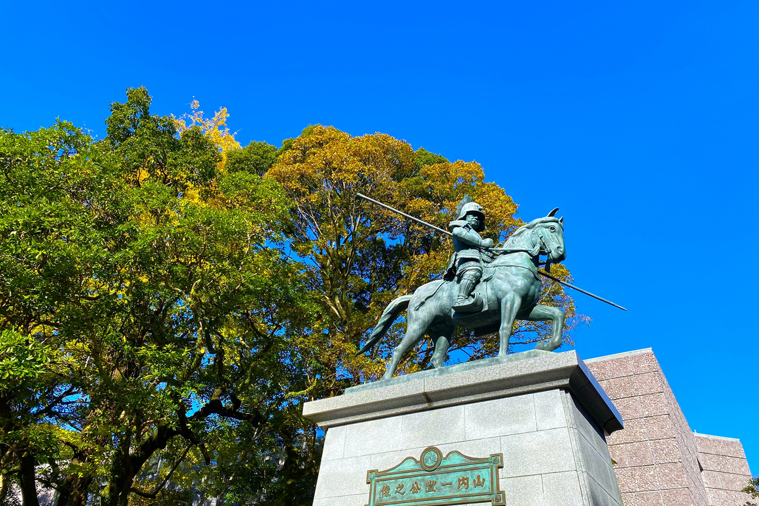 高知城で紅葉を楽しむ