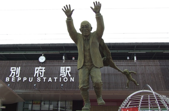 Bronze statue erected in front of Beppu Station