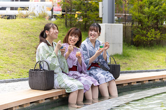 温泉門広場・足湯