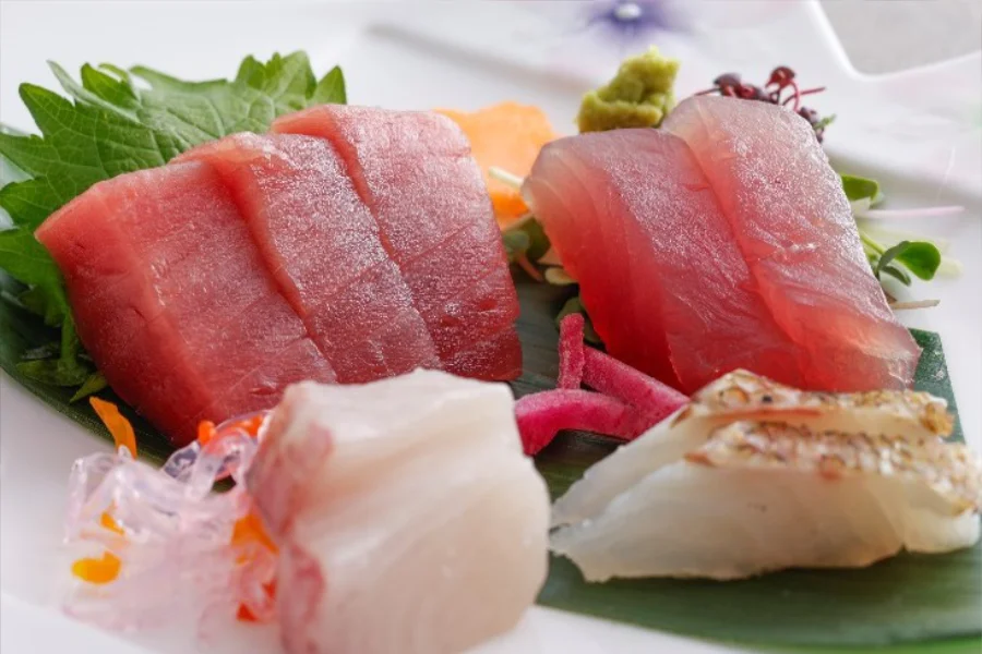 【春の土地の恵み会席】熊野牛すき焼きと勝浦漁港鮮魚のお造り食べ比べ会席