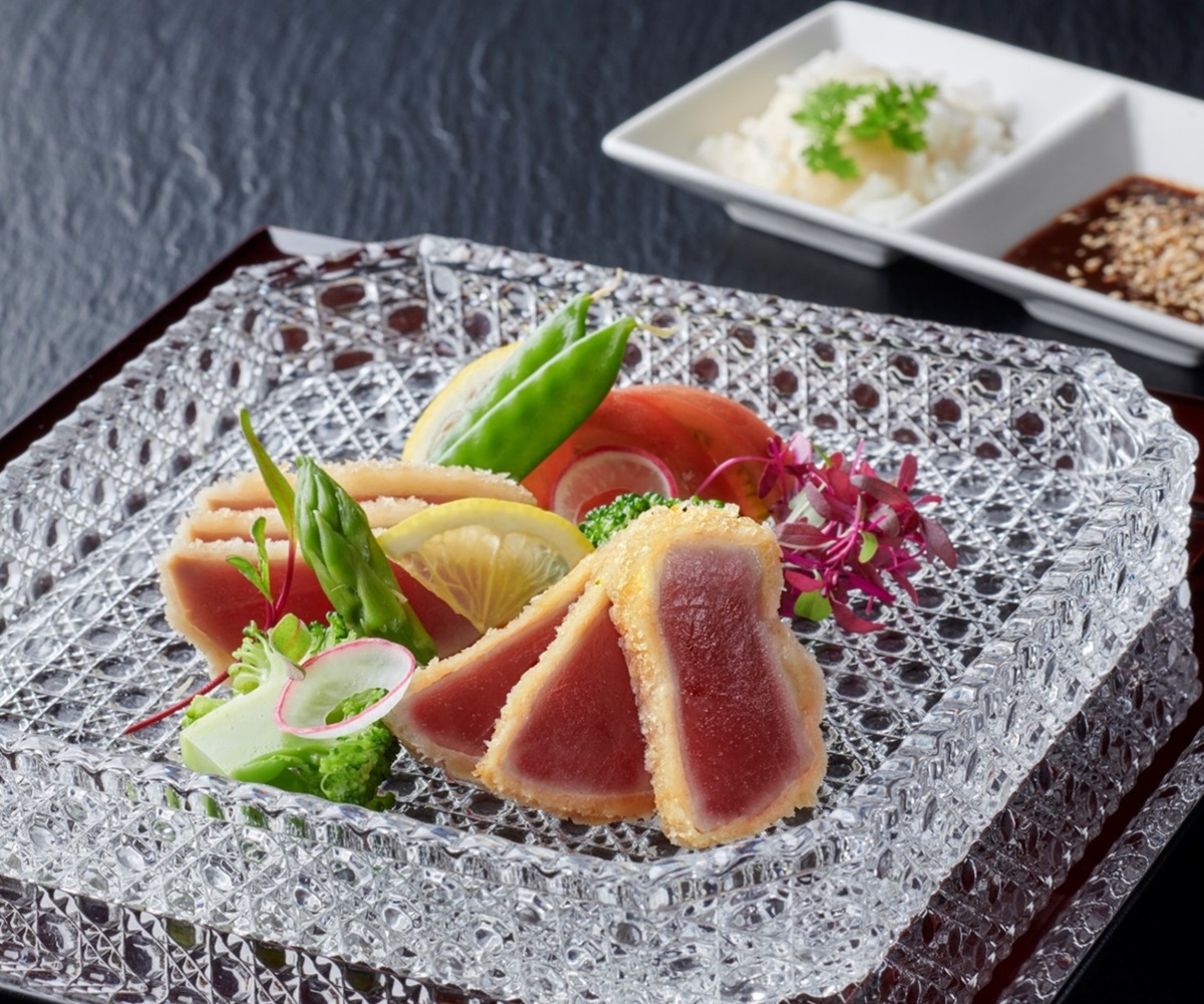 Rare raw tuna cutlet