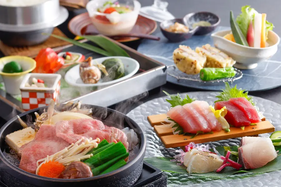 【夏の土地の恵み会席】熊野牛すき焼きと勝浦漁港鮮魚のお造り食べ比べ会席