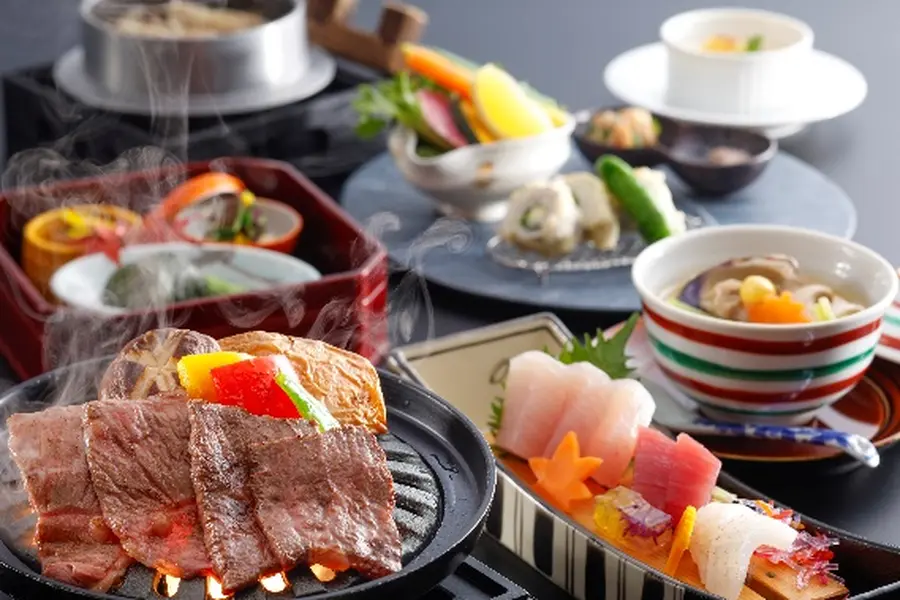 【秋季时令会席料理】熊野牛烤肉和胜浦渔港生金枪鱼会席石料理