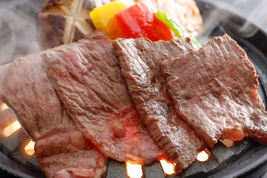 【秋季时令会席料理】熊野牛烤肉和胜浦渔港生金枪鱼会席石料理
