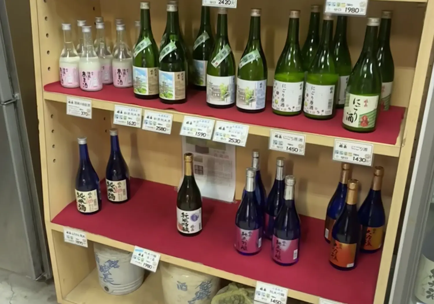 参观上田清酒酿造厂并体验盐曲制作。