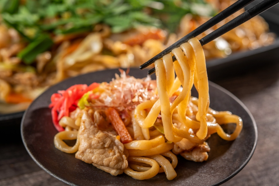 ニラたっぷり田舎風焼うどん