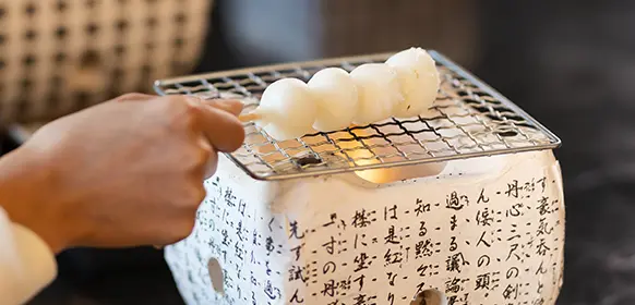 七輪に団子をのせてください