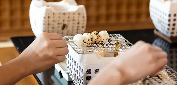 くるくる回しながらほどよく焦げるまで焼きます