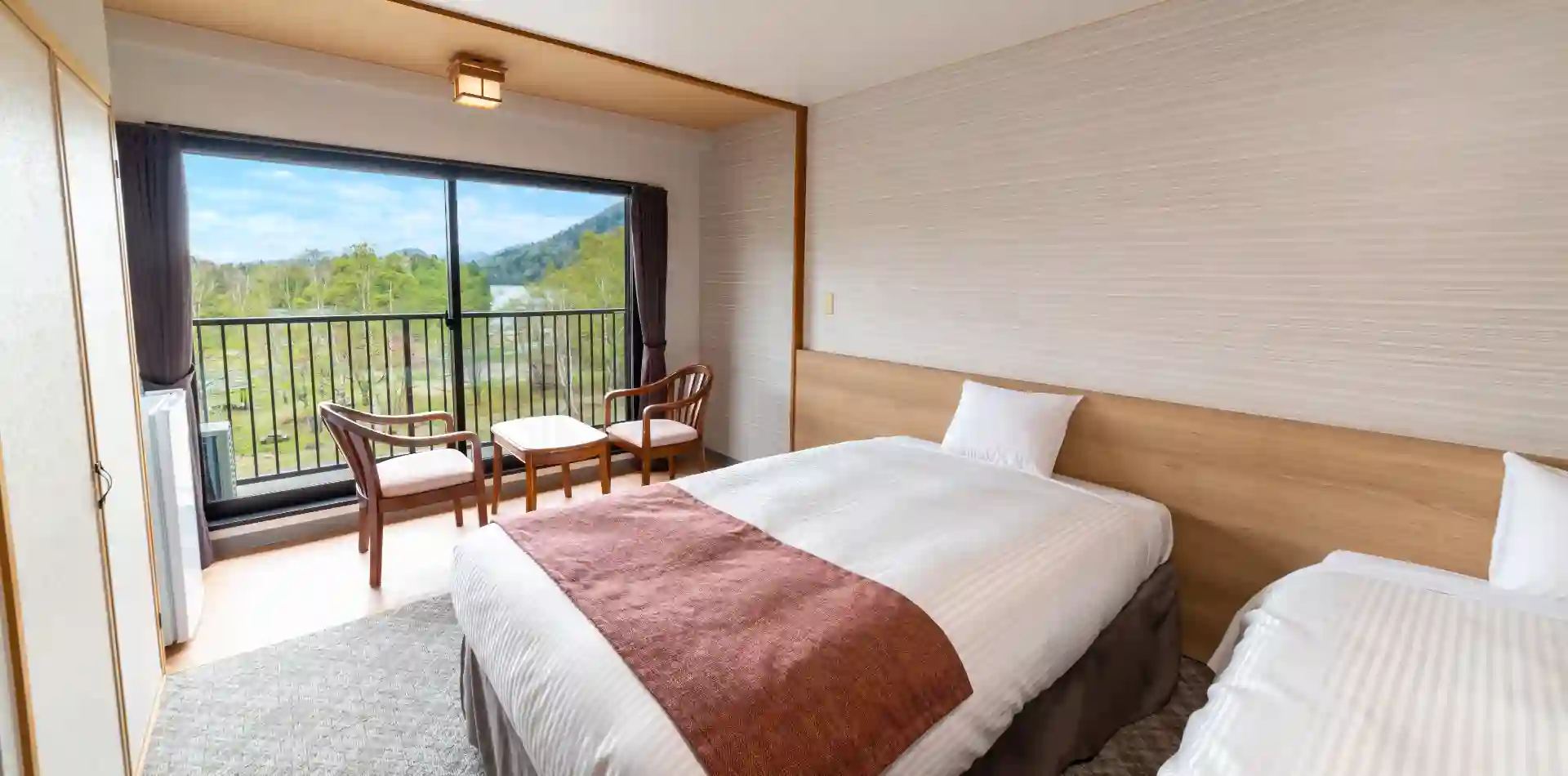 自然に囲まれた落ち着きのある客室