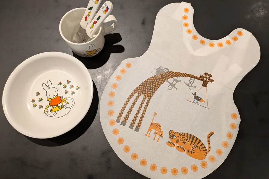 子供食器やエプロンをご用意