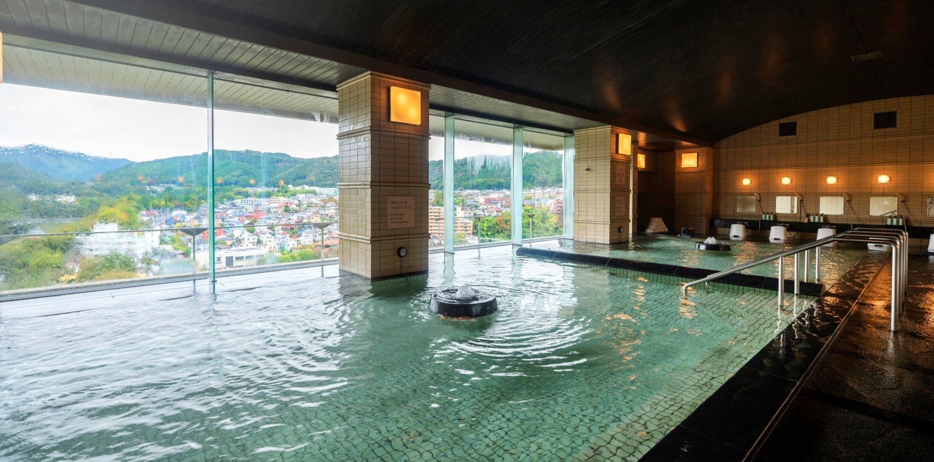 Enjoy views of the mountains of Okutama and the mountain stream of the Tama River from the large observation bath.