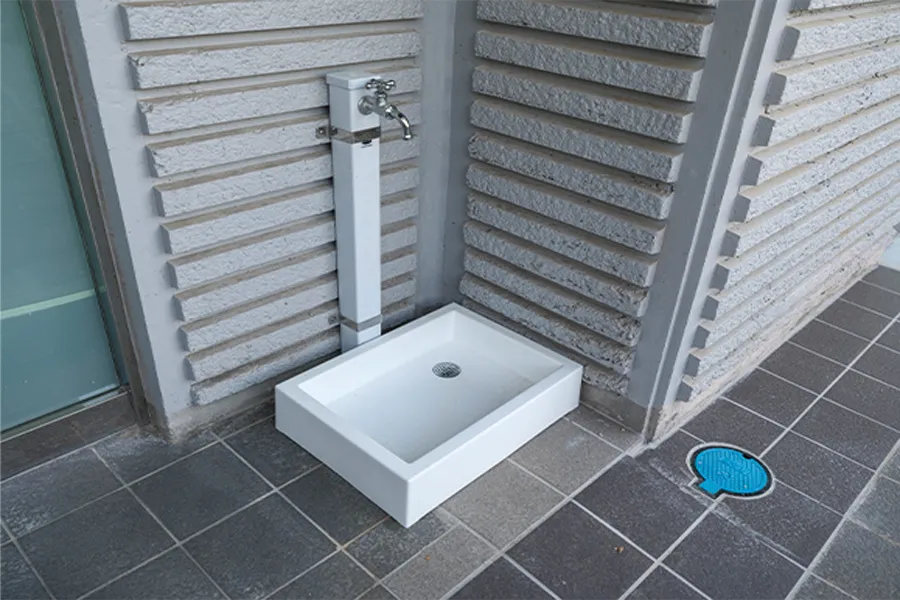 専用出入り口に足洗い場完備