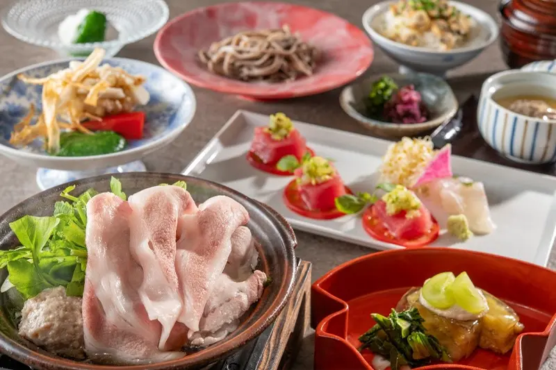 【季節の会席】青梅ポークのはまぐり出汁鍋と秋の実りを味わう