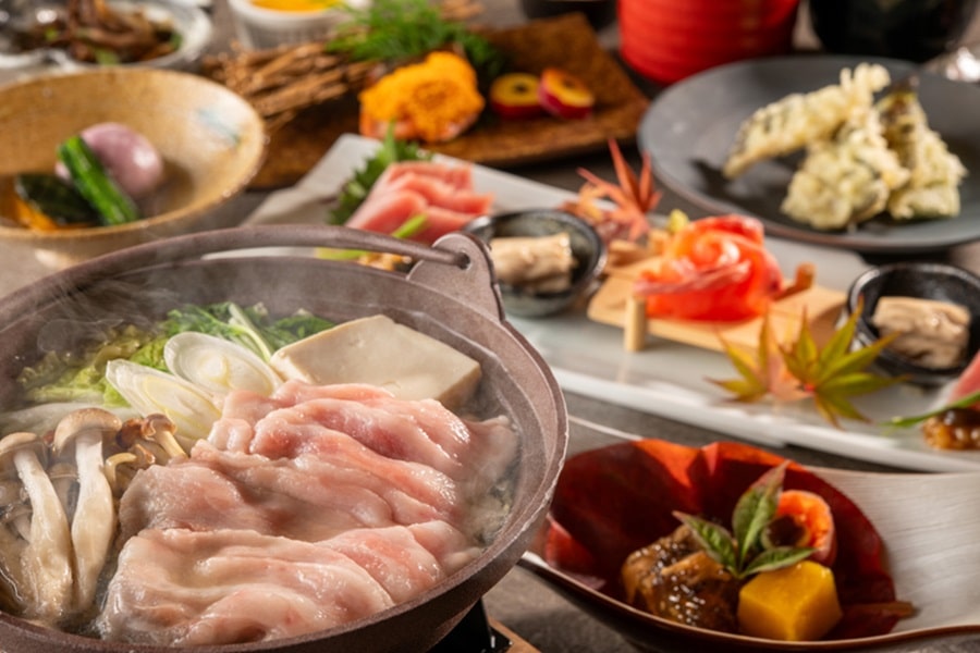 【时令怀石料理】主要有群地猪肉蘑菇火锅、岩鱼和时令蔬菜天妇罗。