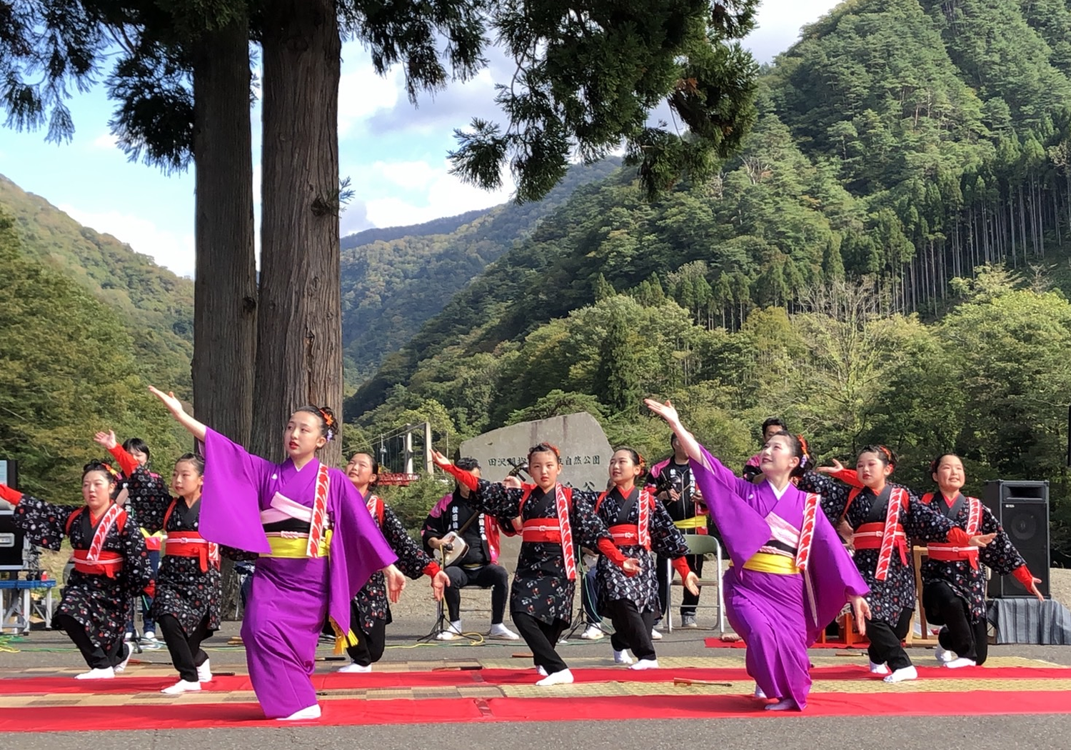 秋田おばこによる手踊り