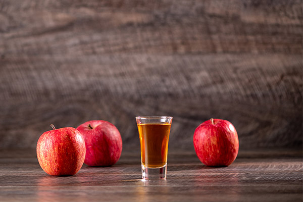 Apple and black vinegar drink