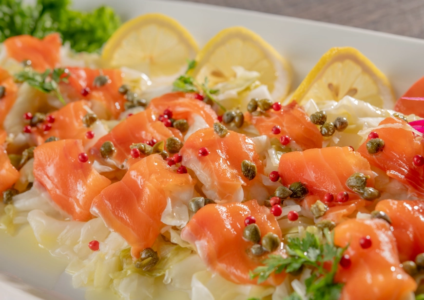 春キャベツのザワークラウトとスモークサーモンイメージ