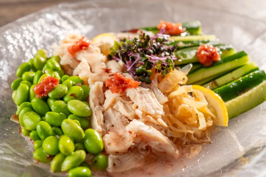 蒸し鶏とたたき胡瓜の梅肉ソースイメージ