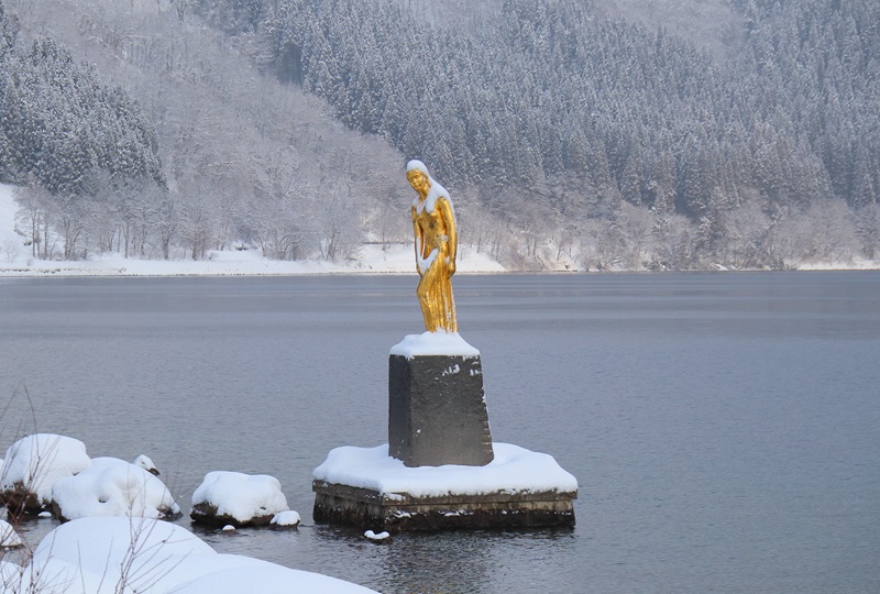 田沢湖たつこ像(冬)