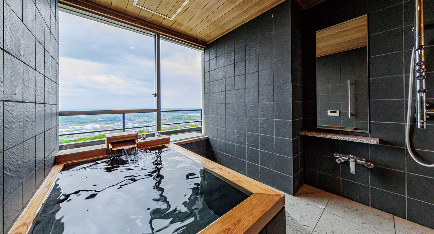 Suite with panoramic view bath