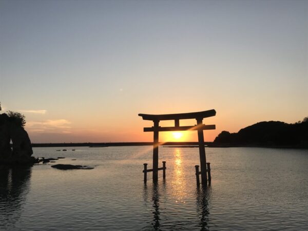 元嶋神社の海上鳥居と夕日