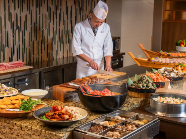 「鲍鱼」、「上总和牛」、「伊势虾」三种主要口味可供选择的奖励♪ 约 60 种日式和西式自助餐方案现已发售！ ！