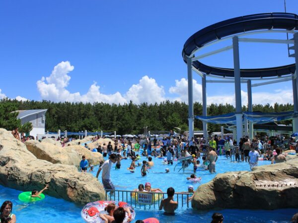 この夏は「芦屋海浜公園 レジャープールアクアシアン」へ出かけませんか？