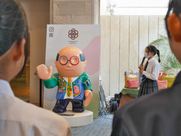 地元高校生が彩る、“ご当地熊八像”完成！