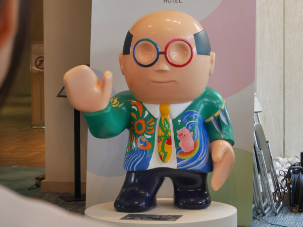 地元高校生がペイントした「ご当地熊八像」が登場！