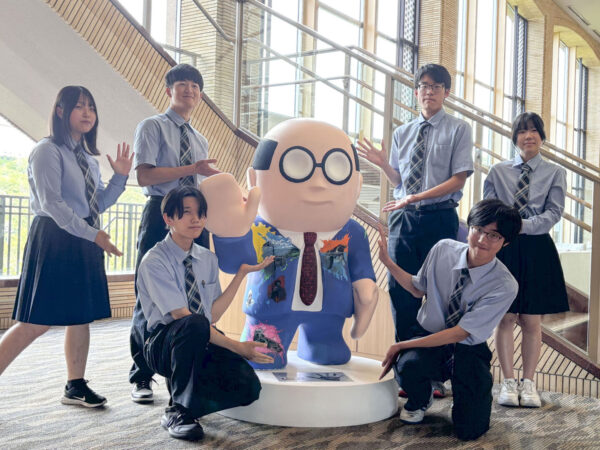 地元高校生がペイントした「ご当地熊八像」が登場！