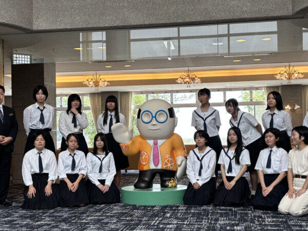 地元高校生がペイントした「ご当地熊八像」が登場!