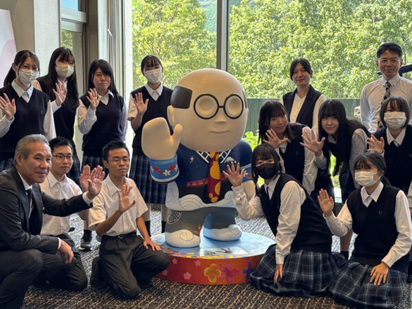 地元高校生がペイントした「ご当地熊八像」が登場!