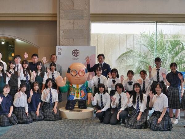 地元高校生がペイントした「ご当地熊八像」が登場!