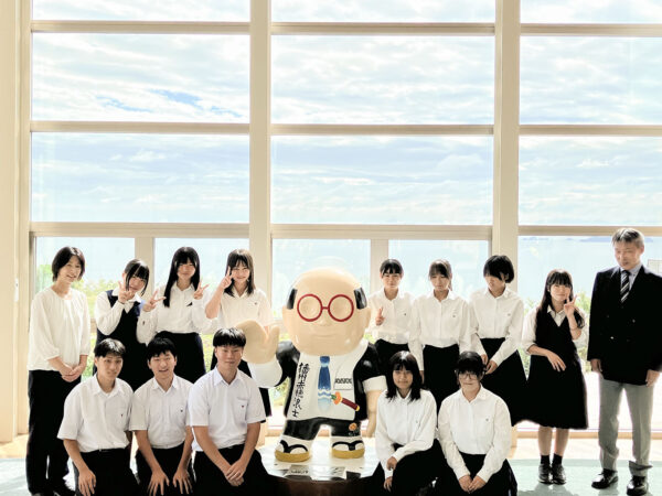 由當地高中生繪製的當地熊八雕像揭幕了!