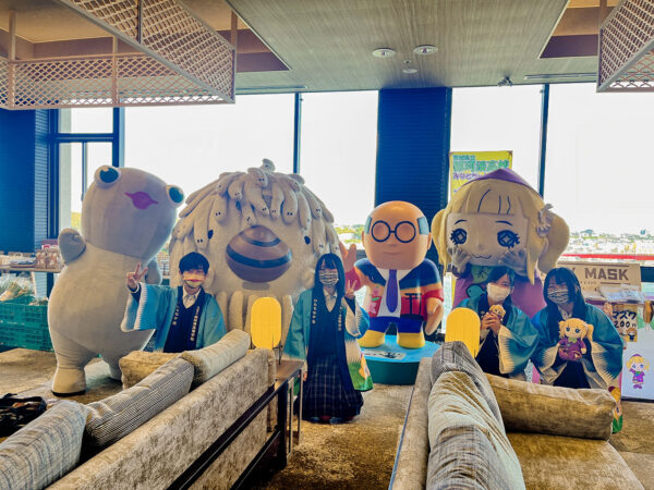 由当地高中生绘制的当地熊八雕像揭幕了!