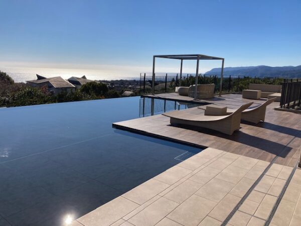 １月の水盤テラス