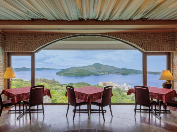 高台にそびえる地中海風リゾートで、全室オーシャンビューの贅沢を