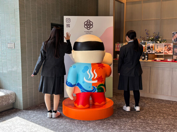 地元高校生がペイントした「ご当地熊八像」が登場！