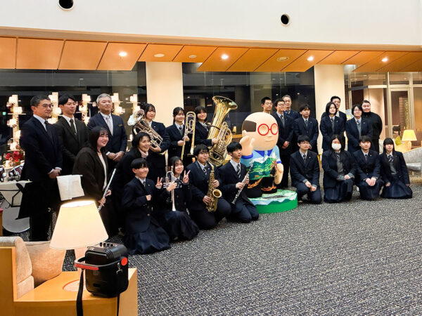 地元高校生がペイントした「ご当地熊八像」が登場！