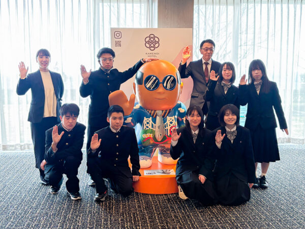 地元高校生がペイントした「ご当地熊八像」が登場！